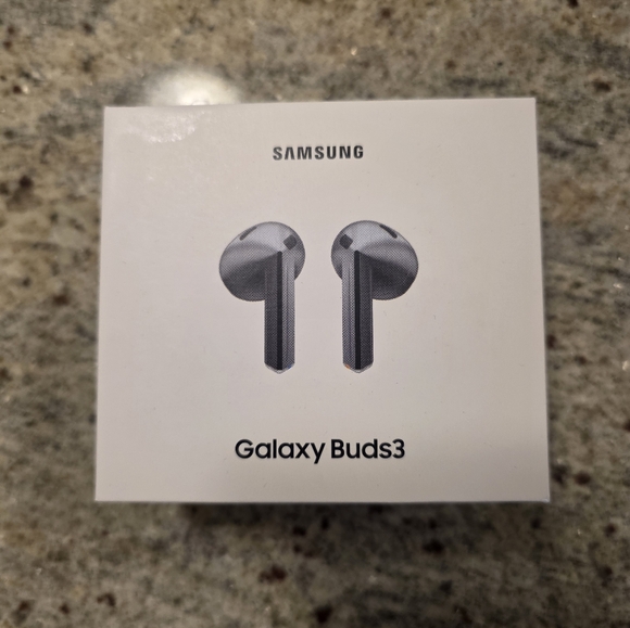 Samsung Galaxy Buds3 Wireless Earbuds in Silver